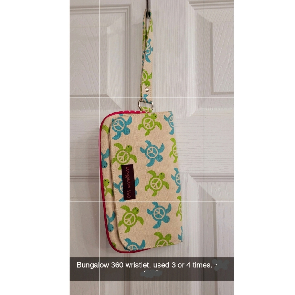 Bungalow 360 wristlet